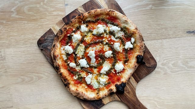 Enkel napolitansk pizza med pesto, pinjekjerner og mozzarella di bufala