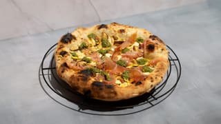 Oppskrift: Napolitansk pizza med hvit saus og shiitake sopp. Toppet med pesto, serrano og knuste pistasjnøtter.
