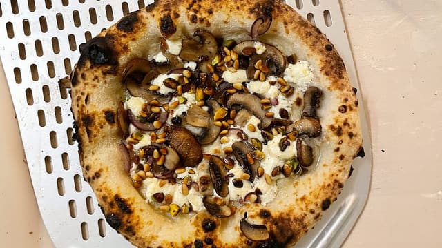 Oppskrift: Napolitansk pizza med chevre, skogsopp, ristede pinjekjerner og pistasj-crunch.