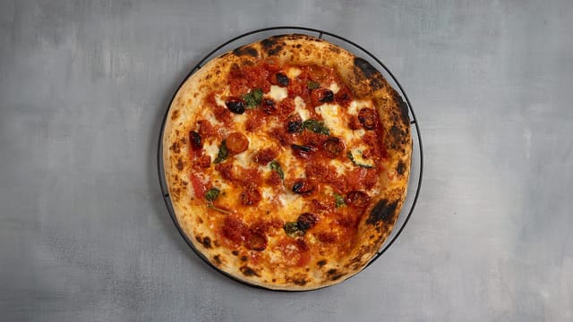 Oppskrift: Napolitansk Pizza med spicy nduja og ovnsbakte cherrytomater