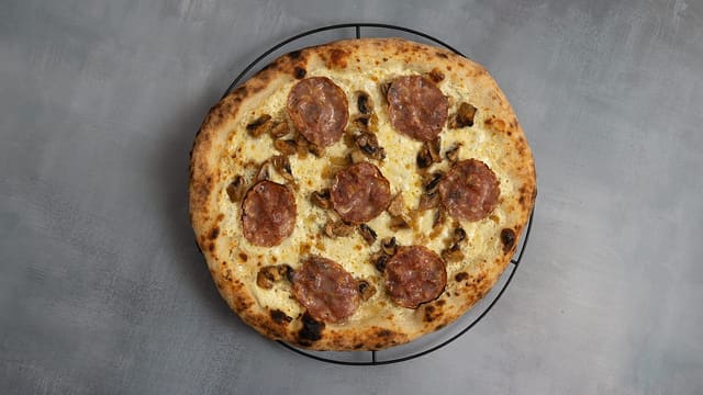 Oppskrift: Hvit napolitansk pizza med trøffelsalami, sautert sopp og løk