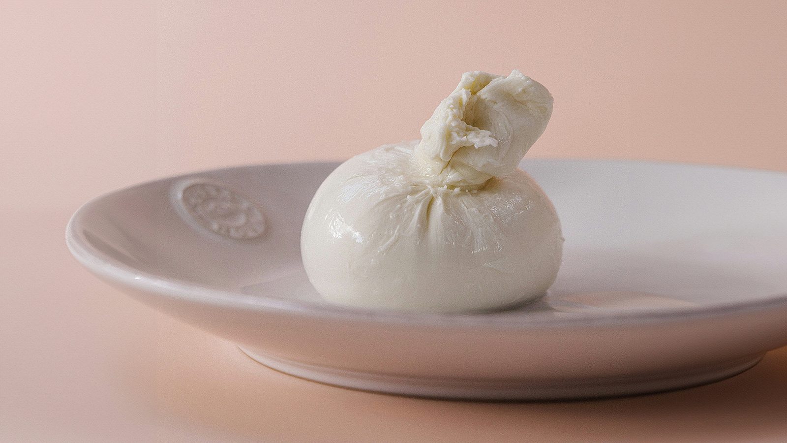 Burrata er en type mozzarrella ost, bare enda litt bedre 😉. Foto: Unsplash