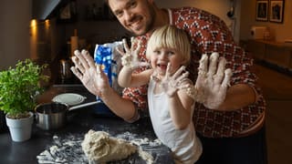 Teknikk: Elting av pizzadeig for hånd